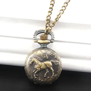 Orologio da taschino vintage in bronzo con rilievo di cavallo e catena lunga coordinata