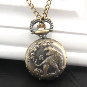 Orologio da taschino vintage in bronzo con incisione a rilievo di tigre e catena