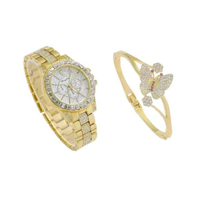 Luxuriöse goldene Uhr mit Strasssteinen und Schmetterlingsarmband-Set für Damen auf Weiß
