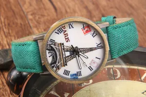 Dettaglio macro dell'orologio retrò con quadrante Torre Eiffel e cinturino verde