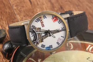 Dettaglio macro dell'orologio al quarzo vintage con quadrante Torre Eiffel e numeri romani