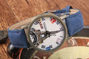 Dettaglio dell'orologio al quarzo vintage con quadrante Tour Eiffel e cinturino denim