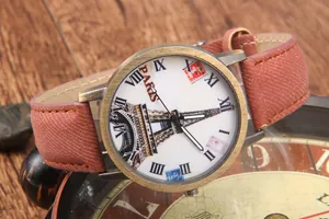 Dettaglio orologio al quarzo retrò con motivo Torre Eiffel e numeri romani