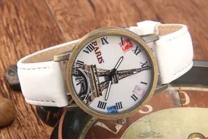 Dettaglio macro di un orologio vintage con quadrante Torre Eiffel e numeri romani su legno