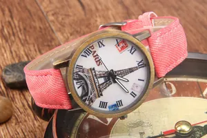Dettaglio dell'orologio retrò con motivo Torre Eiffel e cinturino rosa testurizzato