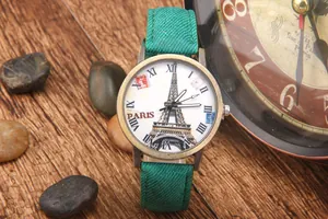 Dettaglio dell'orologio al quarzo retrò con quadrante Torre Eiffel e cinturino verde