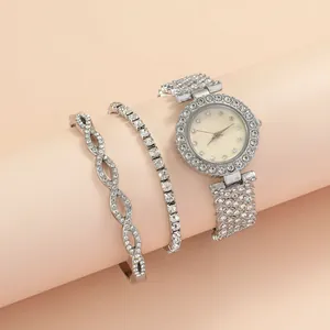 Montre à quartz argentée luxe avec deux bracelets infinity en strass sur support
