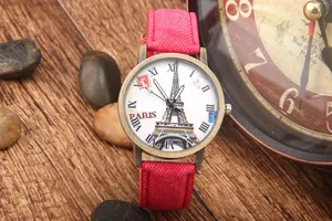 Dettaglio del cinturino in tela rosa e cassa in bronzo dell'orologio retrò Tour Eiffel