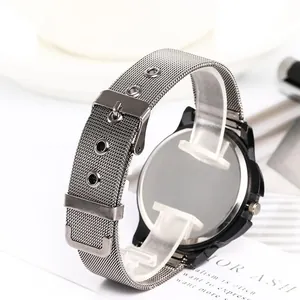 Montre à quartz minimaliste avec boîtier noir et bracelet en maille argentée sur blanc