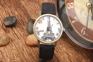 Orologio al quarzo retrò con quadrante torre Eiffel e numeri romani su legno rustico