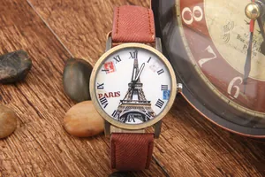 Dettaglio dell'orologio al quarzo vintage con motivo Torre Eiffel e numeri romani