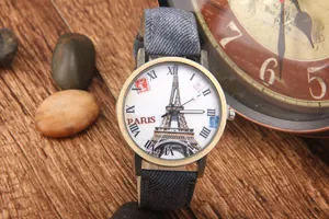 Dettaglio dell'orologio vintage con motivo Torre Eiffel e numeri romani su legno