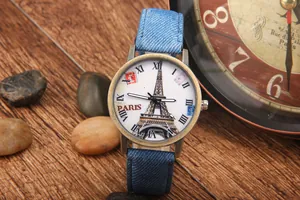 Dettaglio orologio al quarzo vintage in bronzo con quadrante Torre Eiffel e cinturino blu