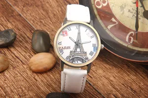 Dettaglio del quadrante Torre Eiffel e numeri romani su orologio al quarzo retrò