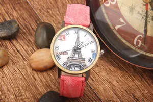 Dettaglio macro dell'orologio retrò con quadrante Torre Eiffel e cinturino in denim rosa