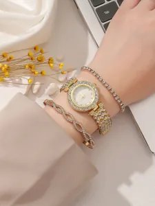 Gros plan d'un ensemble montre et bracelets dorés avec strass sur un poignet féminin