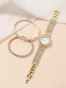 Détail d'un coffret montre femme dorée de luxe avec bracelets sertis de cristaux brillants