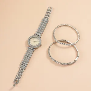 Vue détaillée d'une montre argentée pour femme avec bracelets en strass en coffret cadeau