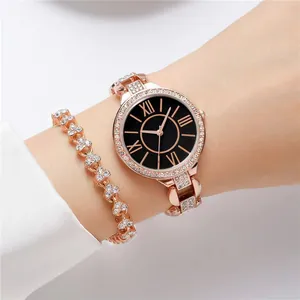 Dettagli di un orologio in oro rosa con numeri romani e bracciale a cuore abbinato