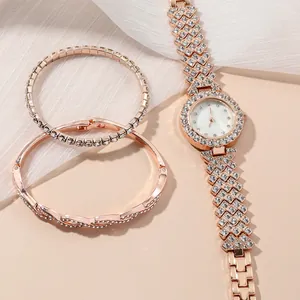Détail d'une montre de luxe en or rose sertie de cristaux avec ses bracelets assortis