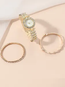 Détail du coffret montre dorée pour femme avec lunette en cristal et bracelets assortis