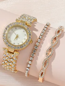 Gros plan d'une montre dorée et de bracelets en cristal sur fond rose texturé