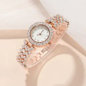 Détail d'une montre à quartz or rose avec strass pavés sur la lunette et le bracelet