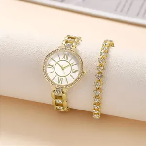 Dettaglio dell'orologio da donna dorato con diamanti e bracciale a cuore abbinato
