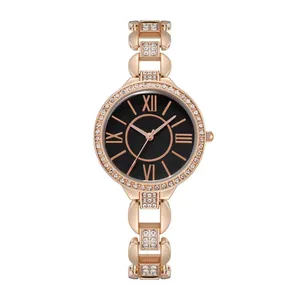 Dettaglio orologio oro rosa con quadrante romano nero e lunetta con cristalli