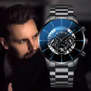 Montre homme de luxe avec bracelet en acier noir et cadran bleu portée au poignet du modèle