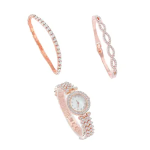 Détail d'un coffret montre femme or rose avec bracelet et jonc sertis de cristaux