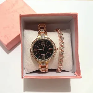 Dettaglio set orologio oro rosa con numeri romani e bracciale cuore in regalo