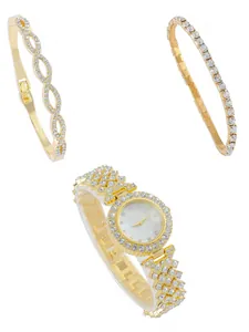 Détail d'un ensemble montre dorée pour femme avec bijoux en diamant sur fond blanc pur
