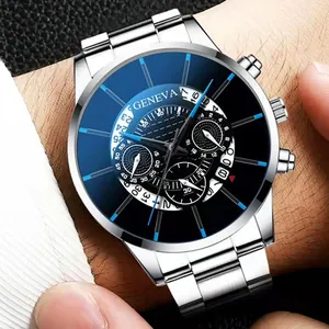 Gros plan d'une montre pour homme en acier inoxydable argenté avec cadran noir au poignet
