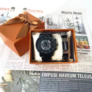 Coffret cadeau montre noire et bracelet pour homme avec ruban sur papier vintage