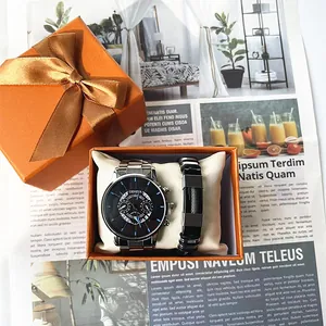 Vue détaillée de la montre Geneva argentée et du bracelet dans un coffret orange