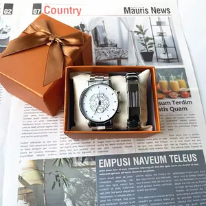 Coffret cadeau pour hommes avec montre argentée et bracelet en métal dans une boîte orange