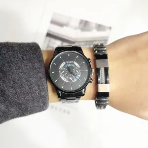 Gros plan d'un ensemble montre à quartz noire et bracelet assorti pour homme