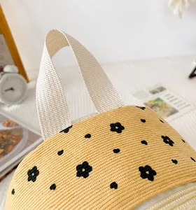 Nahaufnahme der gelben Cordtasche mit Blumenmuster und weichem weißem Tragegriff