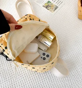Innenraum des Cord-Rucksacks mit Blumenmuster für Handy und Kosmetikartikel