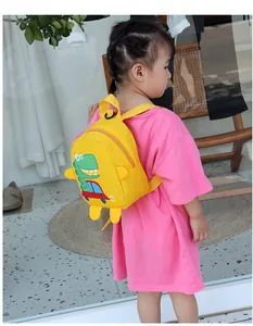 Seitenansicht des gelben Kinderrucksacks mit süßen Dinosaurier- und Auto-Drucken
