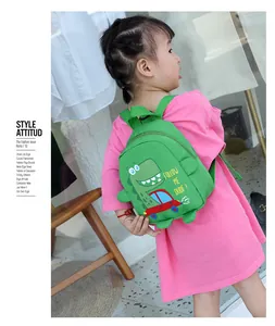 Details des grünen Kleinkinder-Dinosaurier-Rucksacks mit verstellbaren Trägern und Motiv