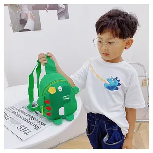 Détail du sac de poitrine dinosaure vert pour enfants avec pointes 3D colorées