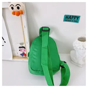 Détail d'un sac de poitrine en nylon vert vif imperméable avec sangle réglable pour enfant