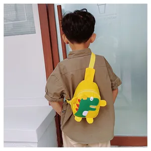 Gros plan du sac de poitrine dinosaure jaune pour enfants avec sangle ajustable