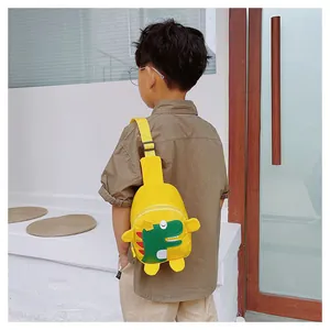 Vue arrière d'un enfant portant le sac poitrine dinosaure jaune et sangle ajustable