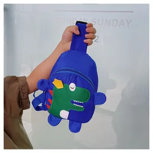Vue détaillée d'un sac de poitrine dinosaure bleu pour enfants avec sangle réglable