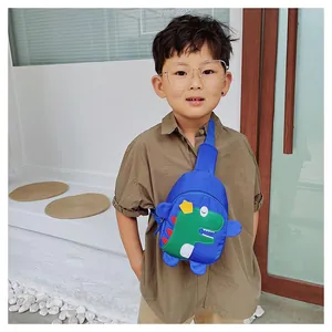 Vue détaillée du sac banane dinosaure bleu marine avec bandoulière pour enfants