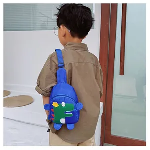 Vue arrière d'un enfant portant un sac bandoulière dinosaure bleu roi pour petit