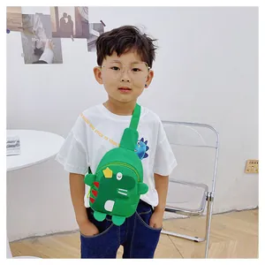 Détail du sac de poitrine dinosaure vert pour enfants avec bandoulière réglable